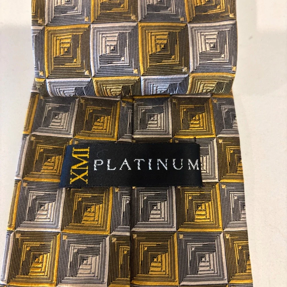 XMI Platinum Mens Silk Tie‎ Gold Grey Geometric Square Pattern Hand Made USA
